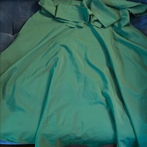 Elegant Green Dress with Bow Detail